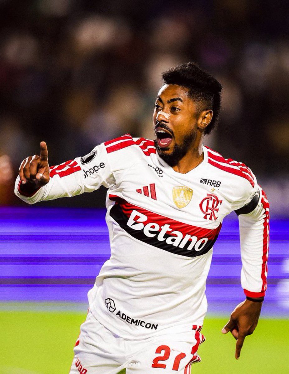 _FlaDaDepressao's tweet photo. Artilheiros do Flamengo na temporada 2026:

25 - Pedro
14 - Samuel Lino
[10] - Bruno Henrique
10 - Lucas Paquetá 
8 - Arrascaeta 
6 - Carrascal 
4 - Luiz Araújo 
[3] - Léo Pereira 
3 - Erick Pulgar
3 - Lorran
3 - Jorginho
3 - Everton Cebolinha 
2 - Wallace Yan
2 - Gonzalo Plata 
1 - Evertton Araújo 
1 - Léo Ortiz 
1 - De La Cruz 
1 - Douglas Telles
1 - Iago
1 - Guilherme 

Mais assistências pelo Flamengo em 2026: 

[16] - Samuel Lino
9 - Carrascal
9 - Pedro 
8 - Bruno Henrique
[6] - Emerson Royal 
5 - Arrascaeta 
4 - Ayrton Lucas 
4 - Gonzalo Plata
3 - Jorginho
3 - Varela
2 - Everton Cebolinha
2 - Wallace Yan
2 - Evertton Araújo
2 - Luiz Araújo 
1 - Léo Pereira 
1 - Lorran 
1 - De La Cruz 
1 - Saúl 
1 - Alex Sandro
1 - Léo Ortiz 
1 - Vitão
1 - Daniel Sales 

Maiores artilheiros do Flamengo na história da Libertadores:

30 - Gabigol
28 - Pedro 
[25] - Bruno Henrique 
16 - Zico 
13 - Arrascaeta 
11 - Éverton Ribeiro
10 - Gaúcho

Maiores artilheiros do Flamengo no século XXI:

177 - Pedro 
161 - Gabigol 
[120] - Bruno Henrique 
106 - Arrascaeta 
73 - Renato Abreu
47 - Vágner Love
47 - Obina
47 - Léo Moura 
46 - Éverton Ribeiro 
45 - Hernane 
44 - Diego
44 - Edílson 
43 - Guerrero 
39 - Éverton
36 - Adriano
35 - Willian Arão
35 - Ibson 

Maiores artilheiros da história do Flamengo: 

1º 508 - Zico
2º 254 - Dida 
3º 214 - Henrique Frade
4º 209 - Pirillo
5º 204 - Romário 
6º 177 - Pedro
7º 161 - Gabigol
8º 151 - Jarbas 
9º 150 - Bebeto
10° 149 - Leônidas da Silva 
11º 146 - Zizinho 
12º 135 - Tita 
13º 128 - Adílio 
14º 124 - Durval 
15º 123 - Nonô 
16º [120] - Bruno Henrique 

Maiores artilheiros Brasileiros na história da Libertadores: 

1º 31 - Gabigol
2º 29 - Luizão
3º [28] - Bruno Henrique 
3º 28 - Pedro
5º 25 - Palhinha 
5º 25 - Fred 

Mais gols em mata-matas da Libertadores (1960-2026)

17 -  Riquelme 🇦🇷
[16] - Bruno Henrique 🇧🇷
16 - Gabigol 🇧🇷
15 - Amarilla 🇵🇾
14 - Anthony de Ávila 🇨🇴
14 - Luizão 🇧🇷
14 - Tevez 🇦🇷
14 - Scocco 🇦🇷
12 - Jardel 🇧🇷
12 - Palermo 🇦🇷