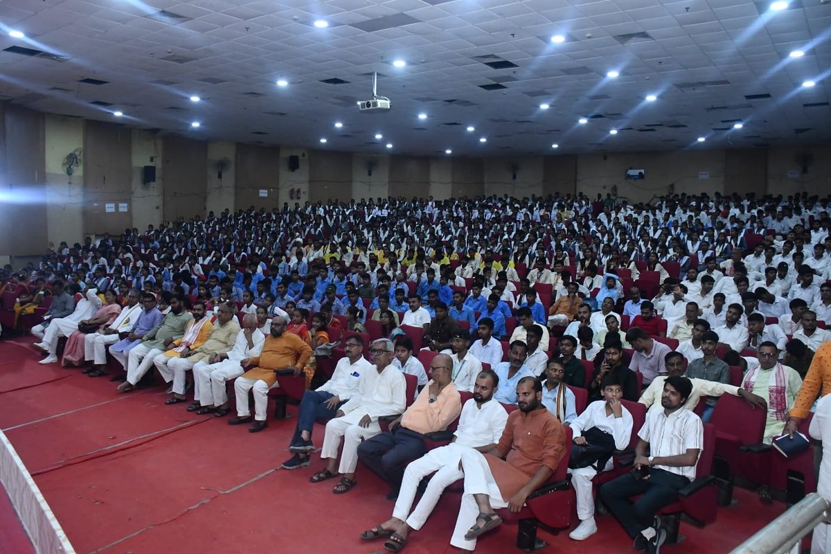 RSSgeet's tweet photo. युवा महोत्सव - बलिया , गोरक्ष प्रान्त 
मुख्य वक्ता - श्री मनोजकांत जी सह क्षेत्र प्रचार प्रमुख

हम युवा हैं हम करें , मुश्किलों का सामना। https://t.co/dTjBeRWtVA