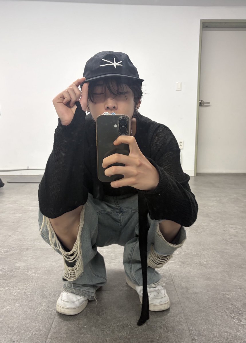 official_mme_'s tweet photo. [#로익] 재현아 이렇게 포즈 잡으면 되니..?

#AGD #ROIC #JAEHYUN https://t.co/Z7IRU84rOt