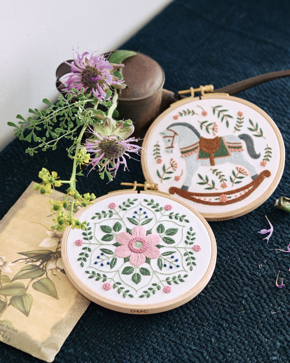 Couturierpocket's tweet photo. あこがれのフランス刺繍デビュー✨
とっておきの可愛いキットです！

「となりに先生がいる」みたいに解説してくれるていねいなレシピと、材料一式が届きます。お花や木馬のデザインがもう素敵すぎて…♡ 刺繍はじめるならこのキット一択です🪡

↓今だけ500円OFF