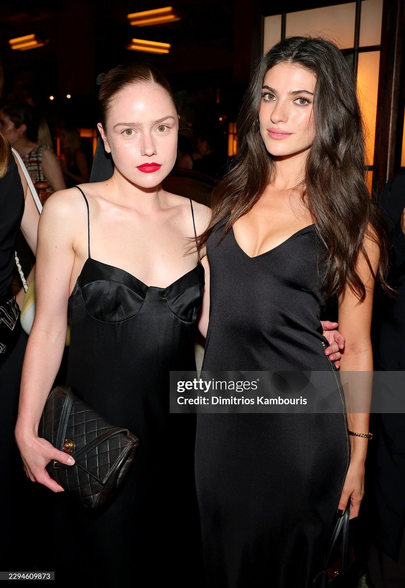 wlwlov3r's tweet photo. AMÉLIE AND ELLA AT NYFW CHANEL https://t.co/W6rOxZ2V6L