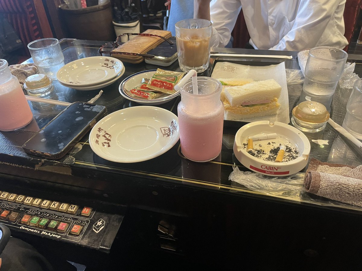 pnnf9999's tweet photo. オールドコメダ、席でたばこ吸えて神 https://t.co/ANkq4D8sRC