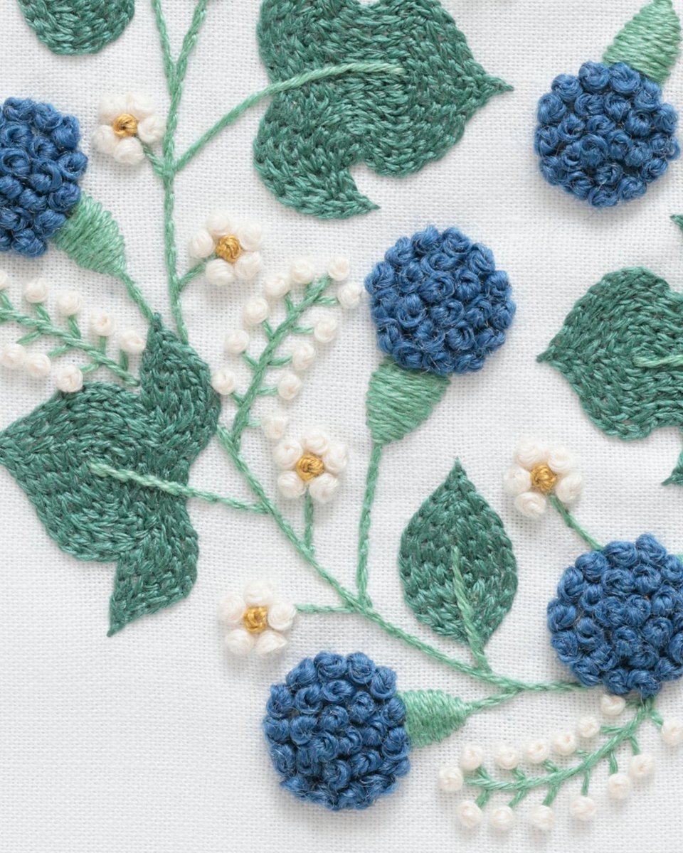 Couturierpocket's tweet photo. かわいすぎる夢の刺繍キット
未経験でもこんなに素敵にできるんです…！

ていねいなレシピ＋材料一式が届くからデビューにぴったり。隣に先生がいるような解説で、不器用さんでも安心◎至福のちくちくタイムを楽しみながら、刺繍を特技にしませんか？🪡

↓今だけ500円OFF