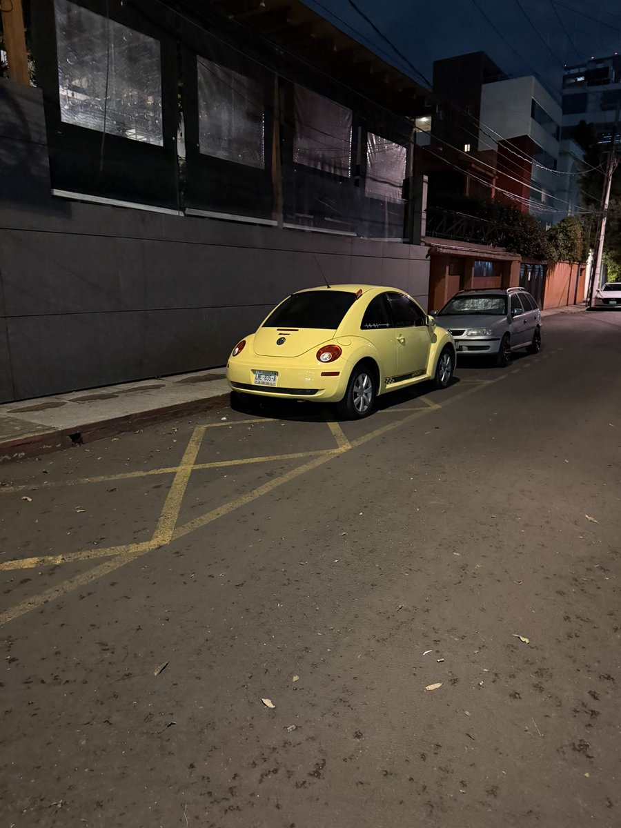 ViveLasLomas's tweet photo. Para variar, coche mal estacionado en Cda. Montes Celestes esquina con Volcán, burlándose de @ecoParq y obstruyendo hidrante @MHPrevencion 
Ayuda por favor @UCS_GCDMX @AlcaldiaMHmx @Participacion_M https://t.co/m6Y5r6rPGu