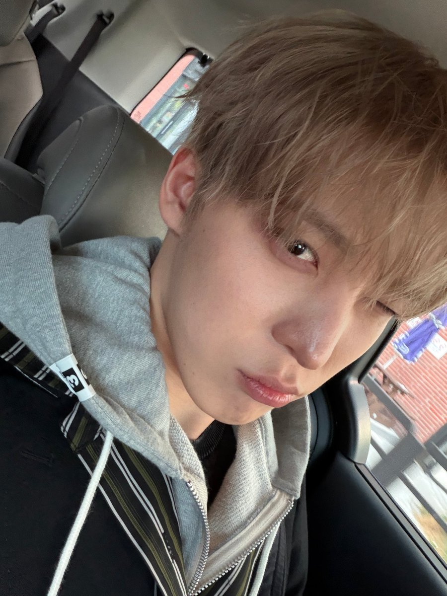 baamhotteok's tweet photo. HE CUT HIS HAIR https://t.co/Fwc7ui2UJc