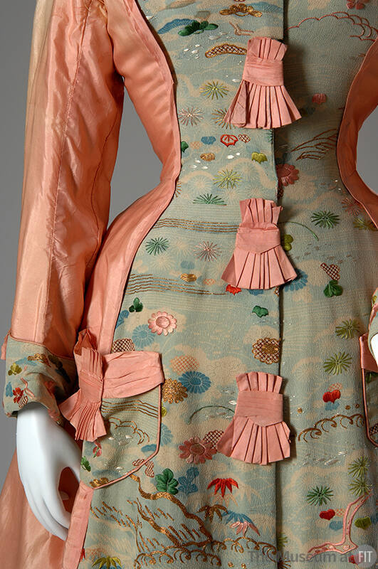 plummie9's tweet photo. American
Japanese fabric

Tea Gown , c. 1870

" This dress was made from authentic kimono  fabric. The textile was probably  originally intended for women of the samurai class.
Peach  silk taffeta, collar and cuffs of  Japanese printed and embroidered crepe kimono fabric with water and  floral motifs; peter pan collar. 
Closely fitted with shaped and pleated  back Watteau panel; three piece sleeve with turn back split cuff; floor  length coat style, trained, with pink silk hem ruffle and cockade trim. "

@FIT 
#FashionHistory