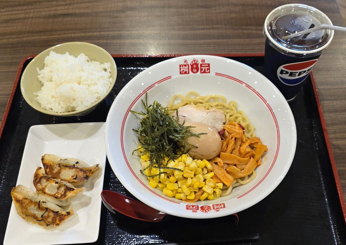 lovenamabeer's tweet photo. 155杯目 #元祖辛麺桝本  油そば
キングス応援前の腹ごしらえ。元々は辛麺狙いだったけど、初お目にかかった油そばにしてみた。シンプルな油そばだけど、ややあっさりかな。メンマに桝本らしさを出してます。コーンはトッピング。頭が辛麺から抜け出せずだったのか、パンチが欲しかった感じ https://t.co/2QoN74VIGV