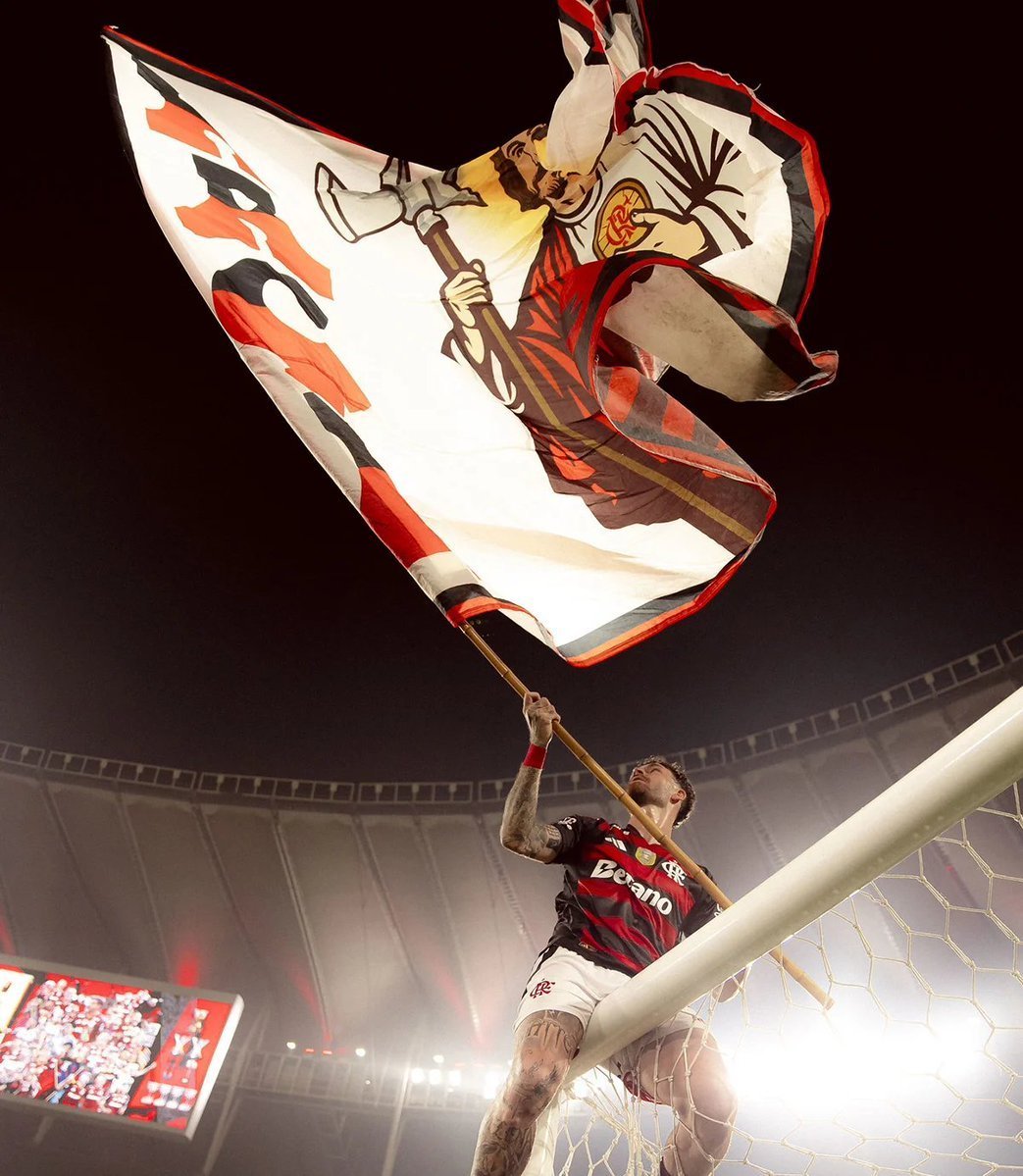 OficialSala12's tweet photo. 5 anos estando entre os melhores zagueiros do futebol brasileiro.

Em vários momentos, o melhor.

315 jogos pelo Flamengo, 20 títulos na carreira sendo QUINZE pelo Flamengo:

2 Libertadores, 2 Brasileiros, 2 Copas do Brasil, 3 Supercopas e 1 Recopa pelo Flamengo.

Léo Pereira tá construindo uma carreira de altíssimo nível e se tornando um grande ídolo do Flamengo