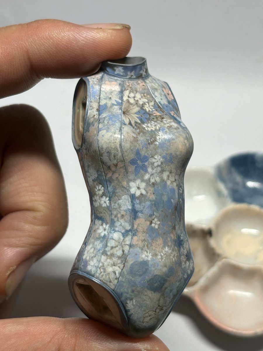 tanokumaHM's tweet photo. 現在はこんな感じ。
全体の流れを見ながら花の配置など修正&amp;修正。
特に前面はかなり大幅に変わったみたい。(ずっと塗り続けて自分でも分からなくなってるw)
まだまだ終わらない。 https://t.co/JU7ztBhaNm