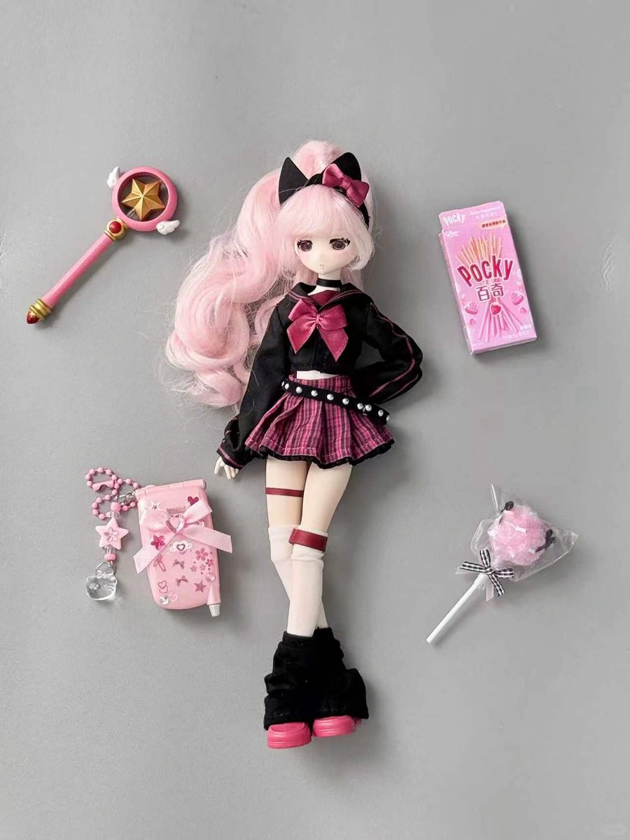 HappyEngineBJD's tweet photo. 放課後は帰らないで 🎒✨
ヘアグラフトや無限のスタイリングの可能性を実現するために作られた、スペシャルサイズ6の着脱式BJDヘッドキャップをご紹介します。

このルックの、カジュアルでナチュラルな雰囲気が本当に大好きです。
シンプルなヘアスタイルと普段着だけで、キャラクター全体がぐっと生き生きと感じられます。🤍

時には、ちょっとしたディテールが全体の雰囲気をガラリと変える��ともあります。

次はどんなスタイルにしてみますか？👀

#bjd
#bjddolls
#blindbox