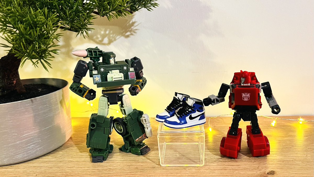 drios53's tweet photo. Hound (SS86 + Go Better Upgrade Kit) &amp; Cliffjumper (SS86) #Autobots #Transformers https://t.co/XJIzMmOqX4