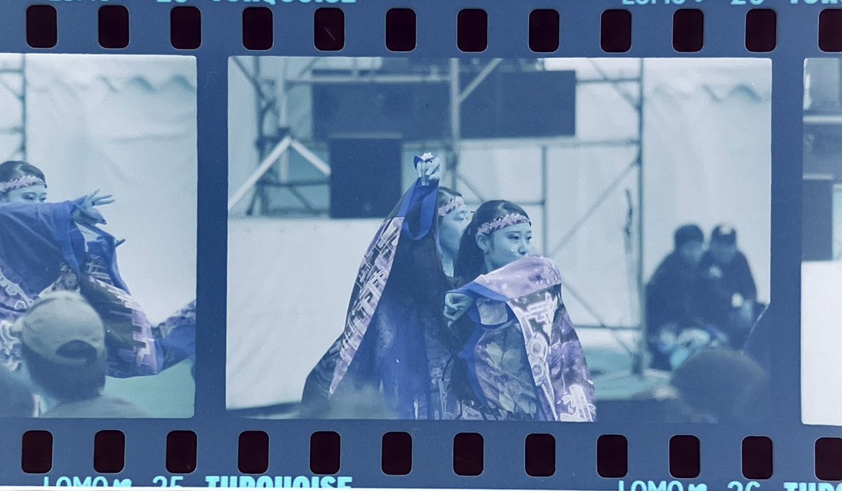 sugarfilmcamera's tweet photo. 2026.8.23(Sun.)天王グリーンランドまつり・ヤートセ選手権2026にて
ヤートセ秋田酔楽天『玻那乃采(ハナノイロ)』
@suirakuten_
🎞️: Lomogarphy LomoChrome Turquoise100-400(ISO100〜400)
#フィルムカメラ
#よさカメ
#天王グリーンランドまつり
#ヤートセ秋田酔楽天
#Lomogarphy https://t.co/xjMVFupnSG