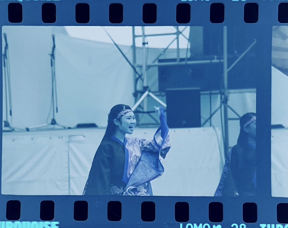 sugarfilmcamera's tweet photo. 2026.8.23(Sun.)天王グリーンランドまつり・ヤートセ選手権2026にて
ヤートセ秋田酔楽天『玻那乃采(ハナノイロ)』
@suirakuten_
🎞️: Lomogarphy LomoChrome Turquoise100-400(ISO100〜400)
#フィルムカメラ
#よさカメ
#天王グリーンランドまつり
#ヤートセ秋田酔楽天
#Lomogarphy https://t.co/YROPaiE9GZ