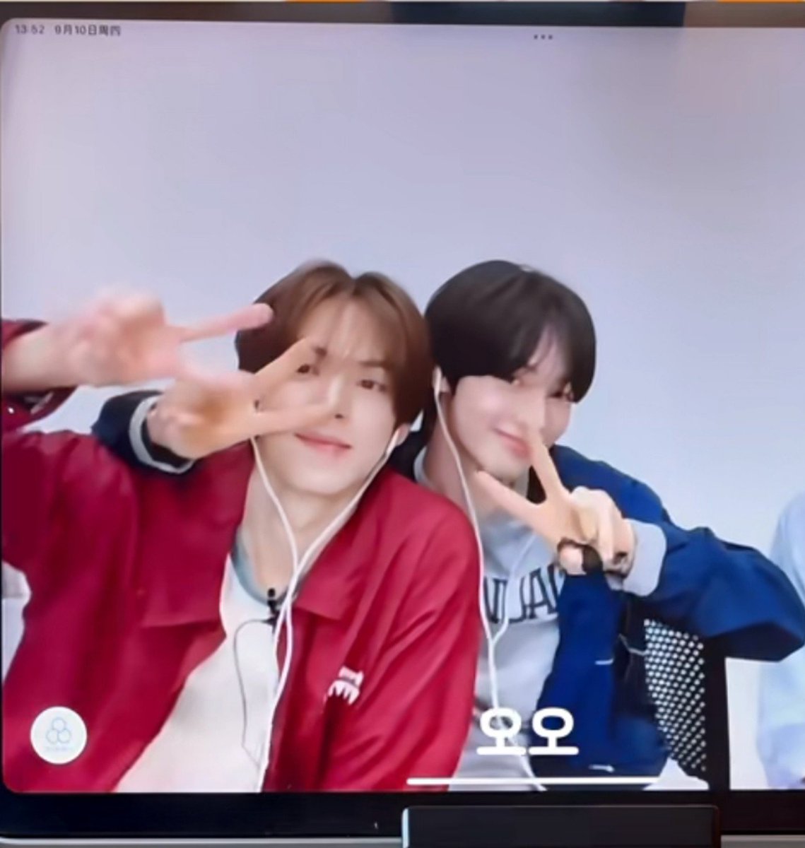 inonuary's tweet photo. dohhan recreate foto legend (red blue nya on point)

cr: Sereinoo🐾❄️ (on xhs) https://t.co/LBmsy8gSxa