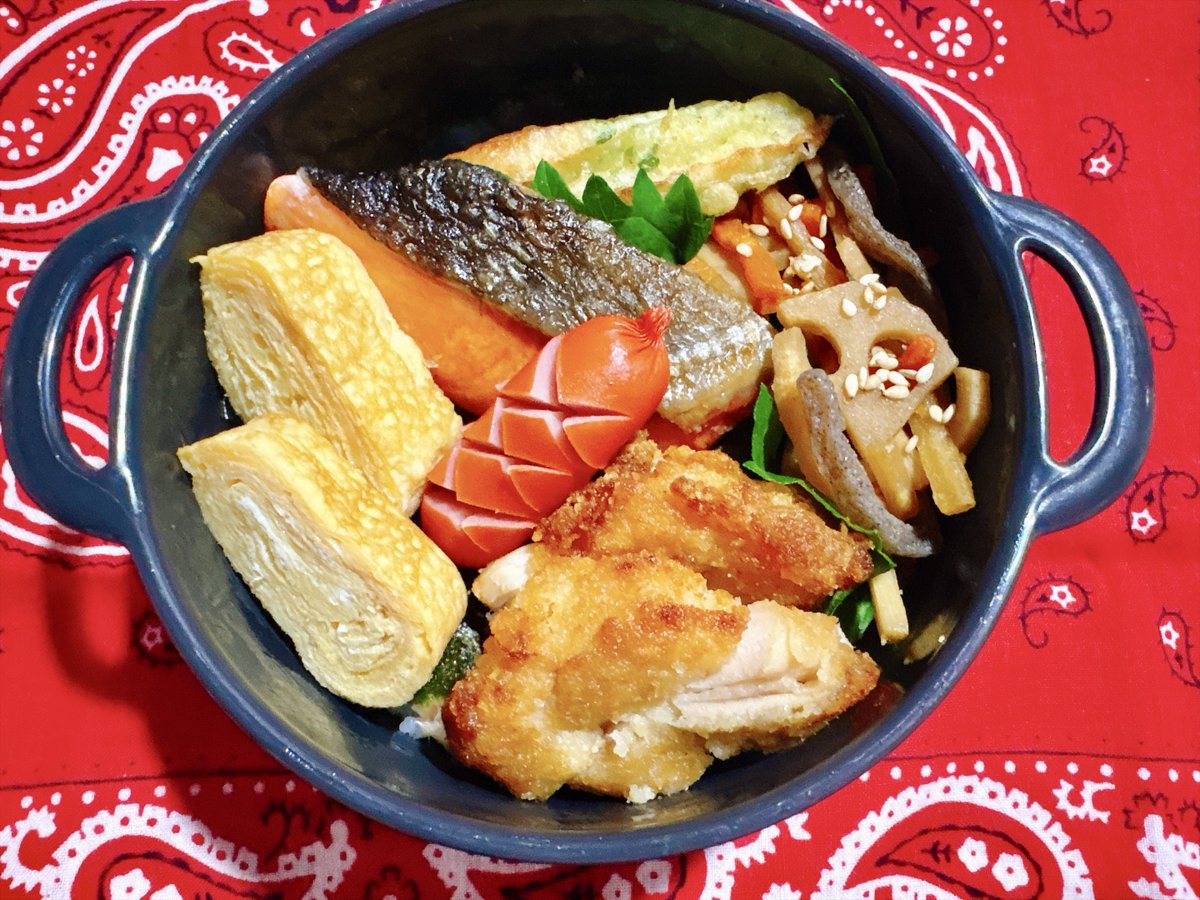 wa_awpoco's tweet photo. 🔸海苔弁当

鮭･竹輪天･卵焼き･ウィンナー
きんぴら･唐揚げ

少し涼しい日が続いてるので久しぶりにお弁当にした❣️
久しぶりなのでちょっと豪華に🤭

いつもより少し小さめのお弁当箱が良かったのでご飯見えず

やっぱりお弁当美味しい🤤

#昼ごはん　#お弁当　#節約生活 https://t.co/sMXpLj08J7