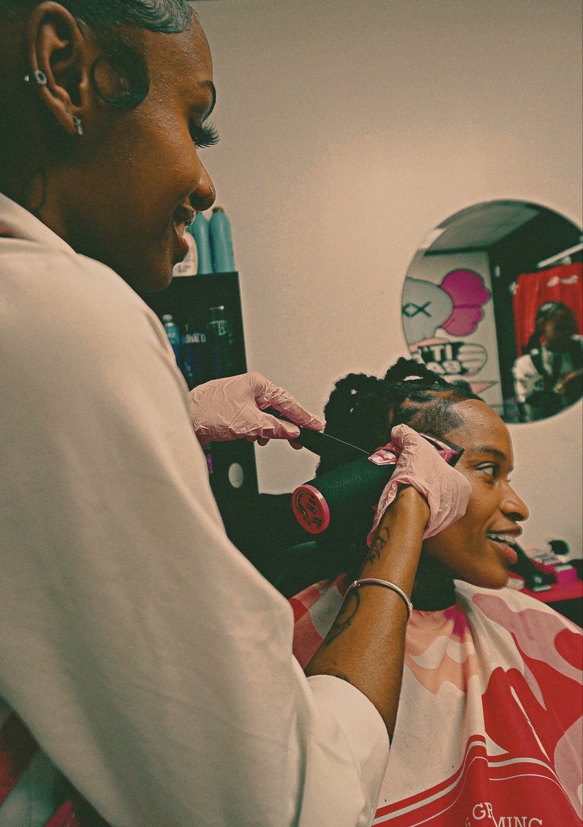 itsmikatheg's tweet photo. Hey moots i don’t post much of my work here but my business name is itsthebarbHER and i service a Stud/Masc clientele ONLY🏳️‍🌈 providing haircuts and locs and wanted to drop my photoshoot pics here from August 🥰 https://t.co/bA0ocJMJQT