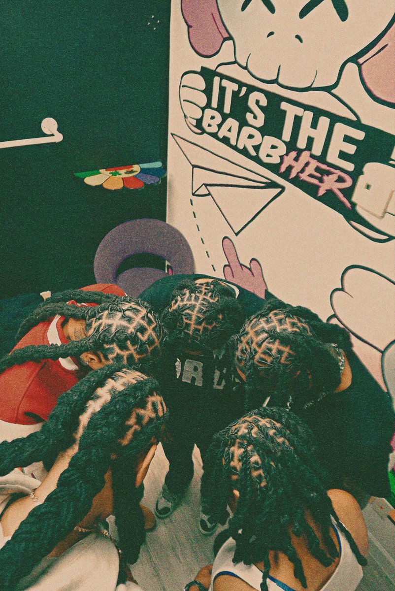 itsmikatheg's tweet photo. Hey moots i don’t post much of my work here but my business name is itsthebarbHER and i service a Stud/Masc clientele ONLY🏳️‍🌈 providing haircuts and locs and wanted to drop my photoshoot pics here from August 🥰 https://t.co/bA0ocJMJQT