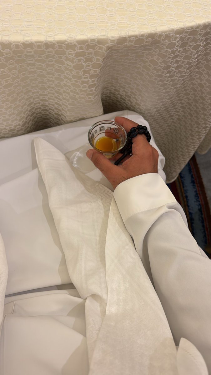 oln1i's tweet photo. "تحسسي نبرتي يمكن تعرفيني
انا بقايا رجل — كنتي تحبينه " https://t.co/OfAglOFPM8