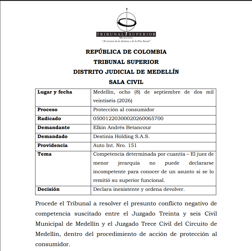 angelpaez's tweet photo. Otra providencia reciente sobre conflictos de competencia que vale la pena revisar.

El Tribunal Superior de Medellín, Sala Civil, mediante Auto Int. 151 del 8 de septiembre de 2026, Rad. 05001-22-03-000-2026-00657-00, declaró inexistente el conflicto negativo promovido por un juzgado civil municipal frente a un juzgado civil del circuito.

La primera regla es conocida, aunque no siempre observada: conforme al inciso 3.º del art. 139 CGP, el juez inferior no puede declararse incompetente cuando el proceso le ha sido remitido por su superior funcional. La discrepancia interpretativa no constituye una excepción a esa prohibición.

Pero la providencia tiene un segundo aspecto especialmente interesante: cómo se determina la competencia por cuantía en las acciones de protección al consumidor.

El juzgado municipal sostenía que el numeral 9.º del artículo 20 CGP atribuía estos asuntos a los jueces civiles del circuito y que el parágrafo 3.º del artículo 390 únicamente definía el procedimiento —verbal o verbal sumario—, sin modificar la competencia.

El Tribunal rechaza esa lectura.

Señala que el numeral 9.º del artículo 20 no puede interpretarse aisladamente. El parágrafo 3.º del artículo 390 dispone que los procesos por violación de derechos de los consumidores se tramitarán como verbal o verbal sumario “según la cuantía, cualquiera que sea la autoridad jurisdiccional que conozca de ellos”.

Y aquí está lo relevante: para el Tribunal, la expresión “según la cuantía” no determina solamente el rito procesal. También debe armonizarse con las reglas generales de competencia de los artículos 17, 18, 20 y 25 del CGP. En consecuencia:

— mínima y menor cuantía → jueces civiles municipales;
— mayor cuantía → jueces civiles del circuito.
Todo ello, naturalmente, sin perjuicio de las facultades jurisdiccionales atribuidas a autoridades administrativas por el artículo 24 CGP.

El Tribunal incluso acude a los considerandos del Decreto 1736 de 2012 para explicar que la aparente discordancia normativa provenía de un error de concordancia o referencia y que la competencia prevista en el numeral 9.º del artículo 20 para los jueces civiles del circuito corresponde a los asuntos de mayor cuantía.

En el caso concreto las pretensiones ascendían a $6.100.000, razón por la cual el asunto era de mínima cuantía y correspondía al juez civil municipal.

Me parece particularmente importante la conclusión: no siempre puede separarse competencia y procedimiento como si fueran compartimentos estancos. En este régimen especial, la cuantía sirve simultáneamente para definir el cauce procesal y, armonizada con las reglas generales del CGP, el juez llamado a conocer.

Providencia: https://t.co/yD6TTxxurT