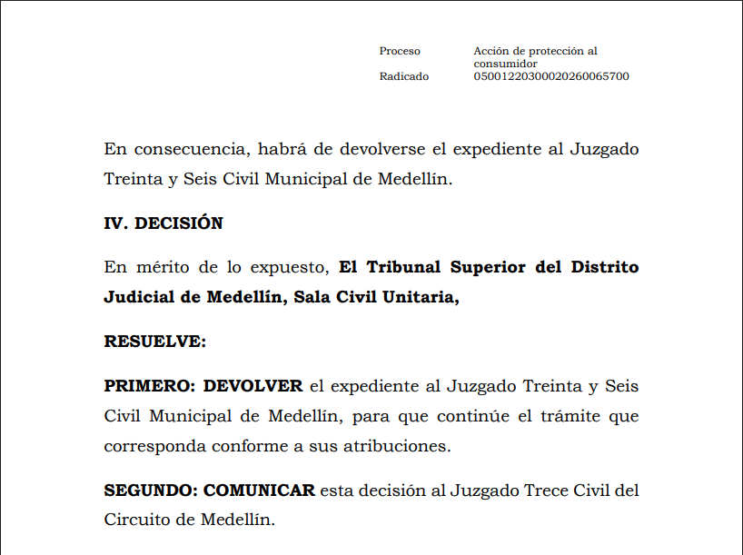 angelpaez's tweet photo. Otra providencia reciente sobre conflictos de competencia que vale la pena revisar.

El Tribunal Superior de Medellín, Sala Civil, mediante Auto Int. 151 del 8 de septiembre de 2026, Rad. 05001-22-03-000-2026-00657-00, declaró inexistente el conflicto negativo promovido por un juzgado civil municipal frente a un juzgado civil del circuito.

La primera regla es conocida, aunque no siempre observada: conforme al inciso 3.º del art. 139 CGP, el juez inferior no puede declararse incompetente cuando el proceso le ha sido remitido por su superior funcional. La discrepancia interpretativa no constituye una excepción a esa prohibición.

Pero la providencia tiene un segundo aspecto especialmente interesante: cómo se determina la competencia por cuantía en las acciones de protección al consumidor.

El juzgado municipal sostenía que el numeral 9.º del artículo 20 CGP atribuía estos asuntos a los jueces civiles del circuito y que el parágrafo 3.º del artículo 390 únicamente definía el procedimiento —verbal o verbal sumario—, sin modificar la competencia.

El Tribunal rechaza esa lectura.

Señala que el numeral 9.º del artículo 20 no puede interpretarse aisladamente. El parágrafo 3.º del artículo 390 dispone que los procesos por violación de derechos de los consumidores se tramitarán como verbal o verbal sumario “según la cuantía, cualquiera que sea la autoridad jurisdiccional que conozca de ellos”.

Y aquí está lo relevante: para el Tribunal, la expresión “según la cuantía” no determina solamente el rito procesal. También debe armonizarse con las reglas generales de competencia de los artículos 17, 18, 20 y 25 del CGP. En consecuencia:

— mínima y menor cuantía → jueces civiles municipales;
— mayor cuantía → jueces civiles del circuito.
Todo ello, naturalmente, sin perjuicio de las facultades jurisdiccionales atribuidas a autoridades administrativas por el artículo 24 CGP.

El Tribunal incluso acude a los considerandos del Decreto 1736 de 2012 para explicar que la aparente discordancia normativa provenía de un error de concordancia o referencia y que la competencia prevista en el numeral 9.º del artículo 20 para los jueces civiles del circuito corresponde a los asuntos de mayor cuantía.

En el caso concreto las pretensiones ascendían a $6.100.000, razón por la cual el asunto era de mínima cuantía y correspondía al juez civil municipal.

Me parece particularmente importante la conclusión: no siempre puede separarse competencia y procedimiento como si fueran compartimentos estancos. En este régimen especial, la cuantía sirve simultáneamente para definir el cauce procesal y, armonizada con las reglas generales del CGP, el juez llamado a conocer.

Providencia: https://t.co/yD6TTxxurT
