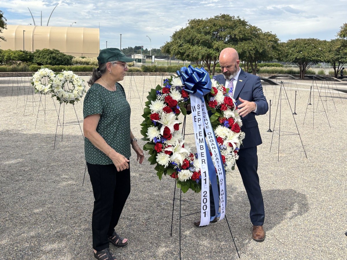 ReserveOrg's tweet photo. This morning, ROA's CEO, Maj. Gen. John Hashem, USA (Ret.), and ROA life member Susan Lukas had the solemn honor of laying a wreath at the Pentagon to commemorate the 25th anniversary of the 9/11 terrorist attacks. https://t.co/qLauKsE3s5