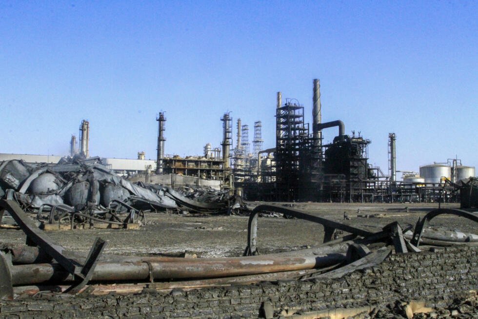 SudanTribune_EN's tweet photo. Sudan has signed an MoU with Saudi Arabia's Twaik Group to rehabilitate the war-hit Khartoum oil refinery and construct a new commercial refining plant in Port Sudan.
The downstream initiative aims to restore domestic processing capacity and leverage Red Sea shipping corridors.
https://t.co/aAZGBybOvo

#Sudan #SaudiArabia #OilAndGas #Refinery #PortSudan #Khartoum #Energy
