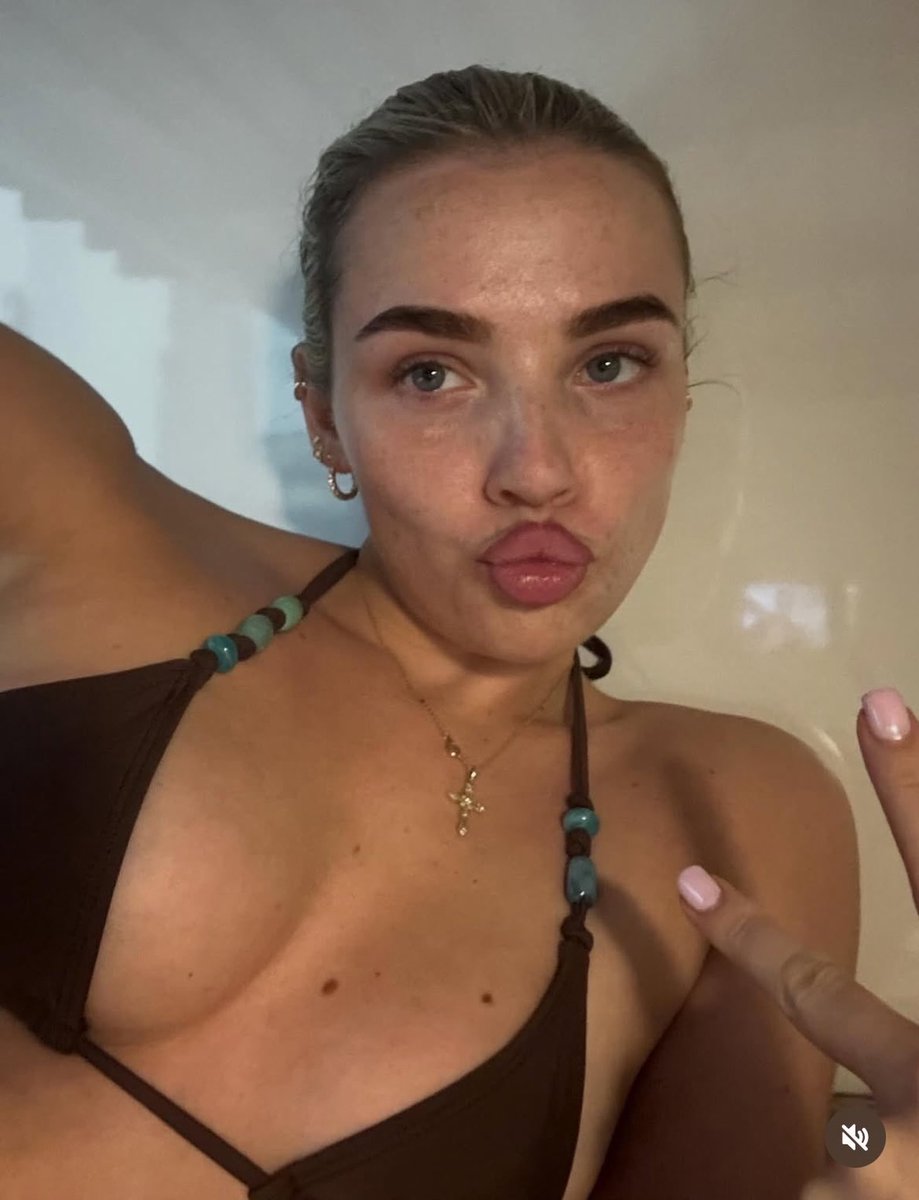 gfsda24563's tweet photo. Look at this baddie that a cuck sent me, that mouth knows bwc for sure, what do you want to do to her? #cuckold #nsfw https://t.co/ohpyVqBNSo
