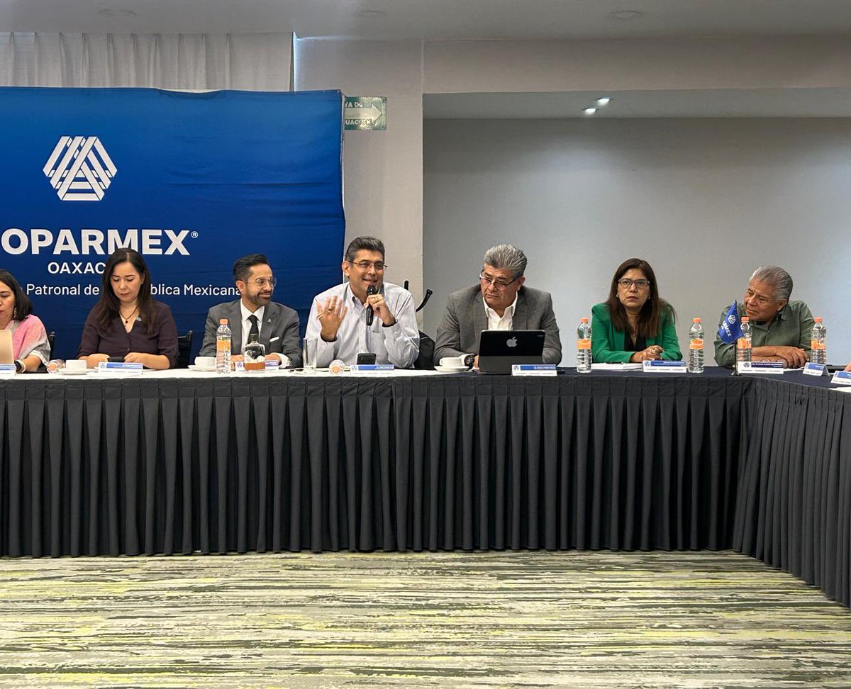 Coparmexoaxaca's tweet photo. Mesa de Trabajo

COPARMEX Oaxaca llevó a cabo una mesa de trabajo con autoridades estatales para dialogar sobre desarrollo económico, competitividad, turismo y entorno fiscal. https://t.co/jMKMgADIq7