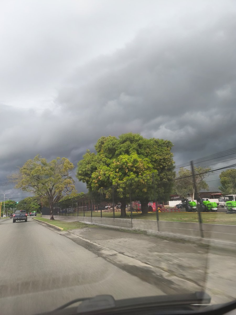 Samybermm's tweet photo. El clima bipolar de mi pueblo es único 🤣 primero nos cocina con tremendo calor y en cuestión de 20 min un palo de agua 🤣 https://t.co/qQ760JFjwE