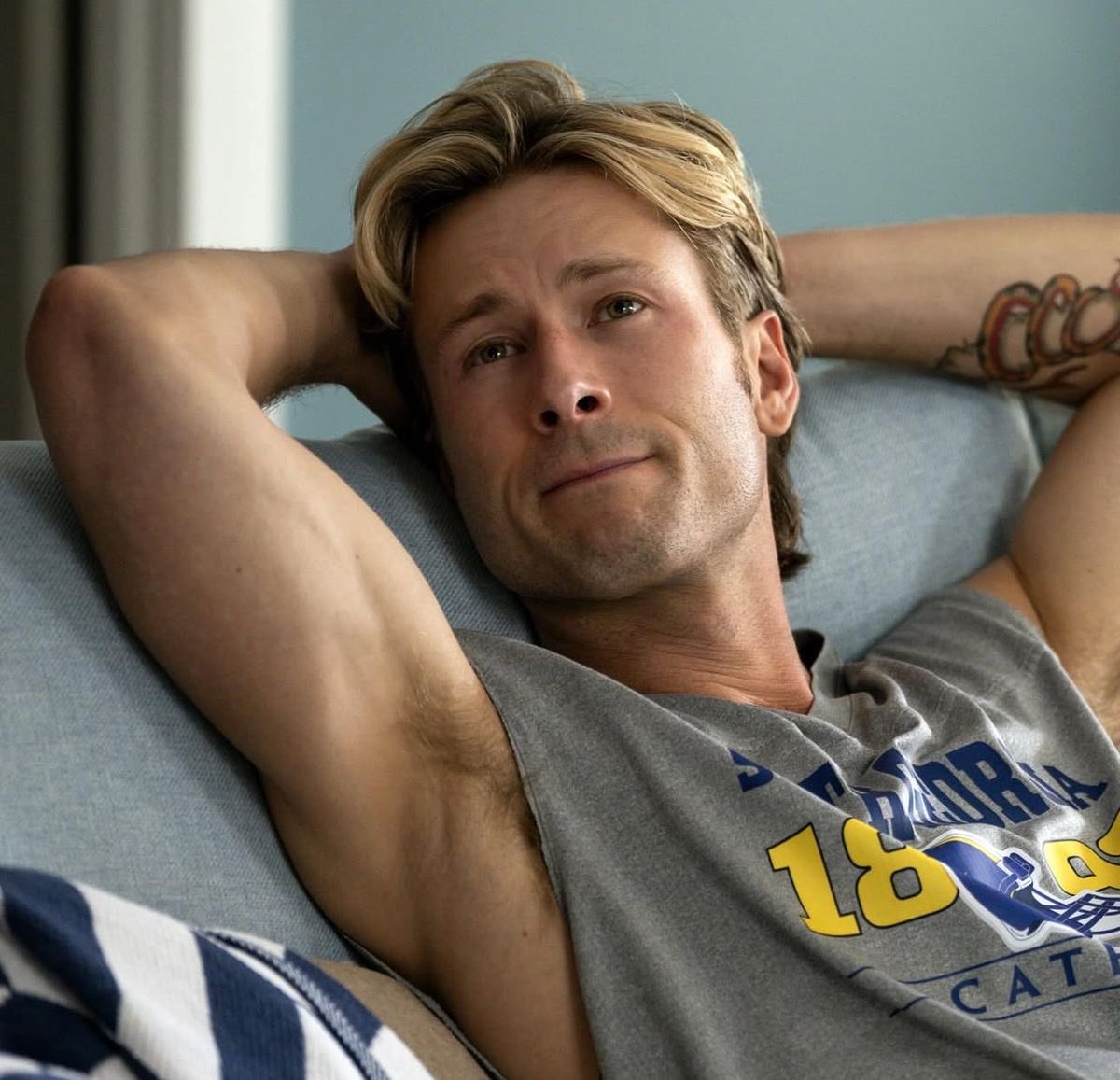 CelebG00nerr's tweet photo. Glenn Powell’s beautiful face tries so hard to distract us from his deep, golden, hairy, sweaty pits. https://t.co/kWHmnP7UIf