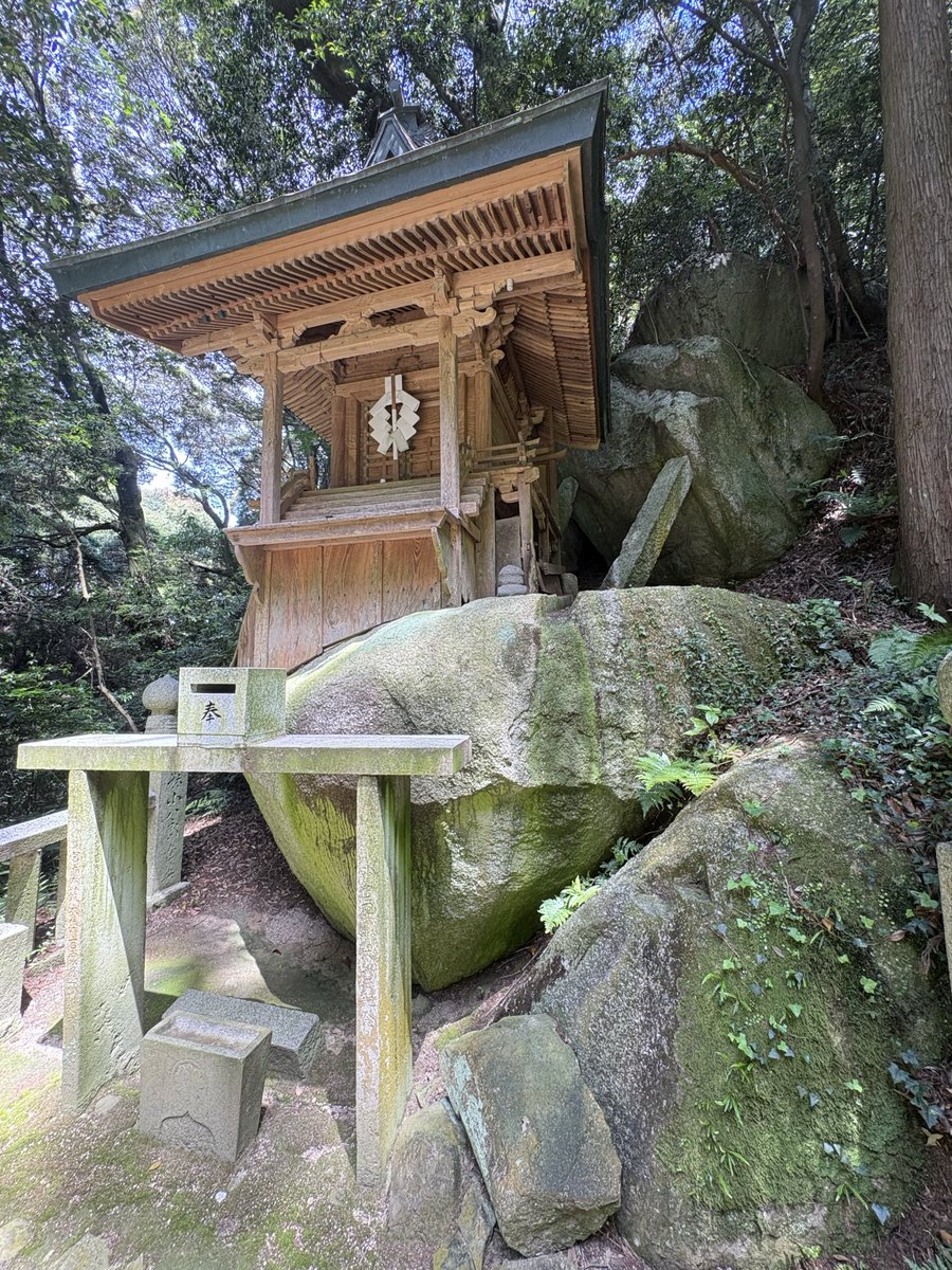muyonosuke's tweet photo. 讃岐の磐座二題。肌感覚だが阿波の山中に比べると瀬戸内の色合いが濃くなるように思える。祭祀主体の差だろうか。左上：大水上神社、右上：境内社千五百皇子社、左下：明神原遺跡（城山神社元宮）、右下：同 https://t.co/MoMAwB8RAK