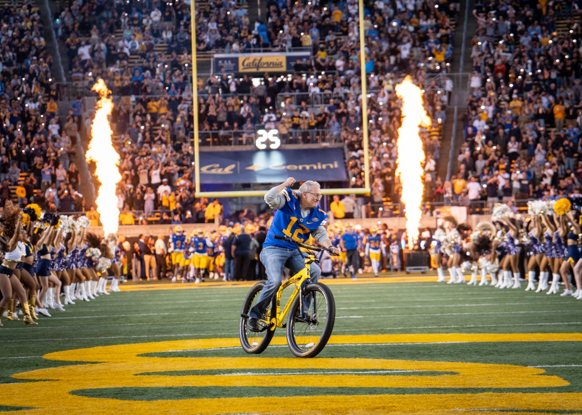 CalAdmissions's tweet photo. Throwback to the first @CalFootball game of the year! 🏈🐻💛🌅

Cal football games bring together current students, loyal alumni, die-hard fans and the broader Berkeley community.

There’s nothing quite like game day with the Cal community!

#GoBears https://t.co/7F3gBQEZ0t
