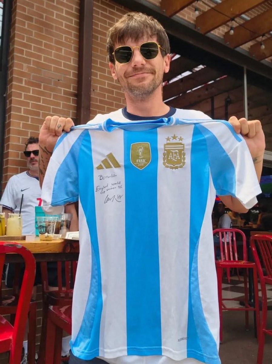 perfectnwl's tweet photo. vos jamás nos harías esas cosas vos si pensas en nosotras y sos el único quien más piensa en latam no en otras cosas, vos sos por y para el pueblo, vos no sos el rey dramas solo el rey mufas por eso te odian las otras sos todo lo que ellas querían de su fav, te amo gordo https://t.co/bOPhmcMBnX