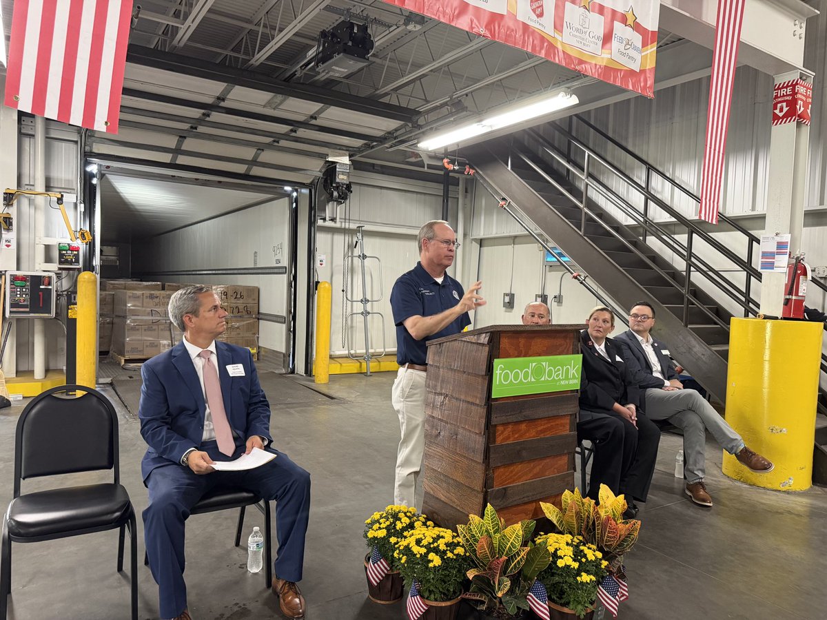 RepGregMurphy's tweet photo. Proud to join local leaders and community partners @FoodBankCENC in New Bern.

Serving our neighbors and strengthening our communities is what America is all about, especially as we celebrate 250 years of our nation. https://t.co/VbJ03s5tL2