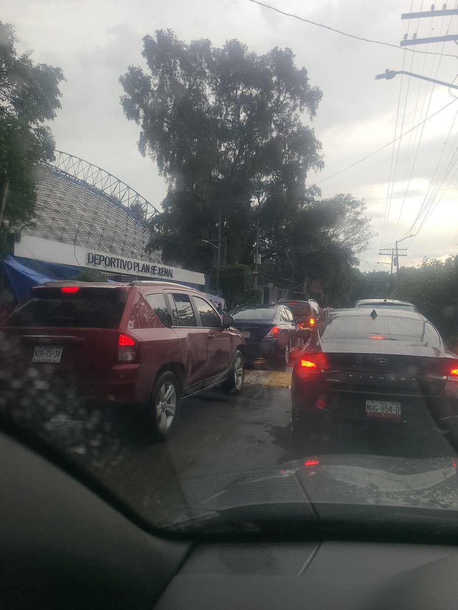 YezabelSanchez's tweet photo. Así,  con esos 🥚🥚 se quedan parados en el plan sexenal, se bajan, dejan el carro ahí causando un caos. A ver cuando ponen orden @ovialcdmx @transitocdmx https://t.co/4KH8caUe4X