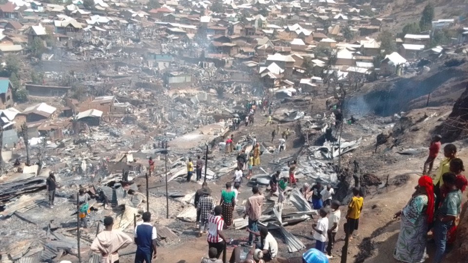 AmosZahiga's tweet photo. 🇨🇩 8 jours après la rentrée scolaire, 24 enfants dont 19 filles ont perdu la vie dans l’incendie des écoles Furaha et Ujamaa, un bilan provisoire et évolutif.
Mes pensées aux familles endeuillées, aux blessés, aux camarades de classe et enseignants sous le choc et à tout Bukavu https://t.co/SFO84ZRp7r