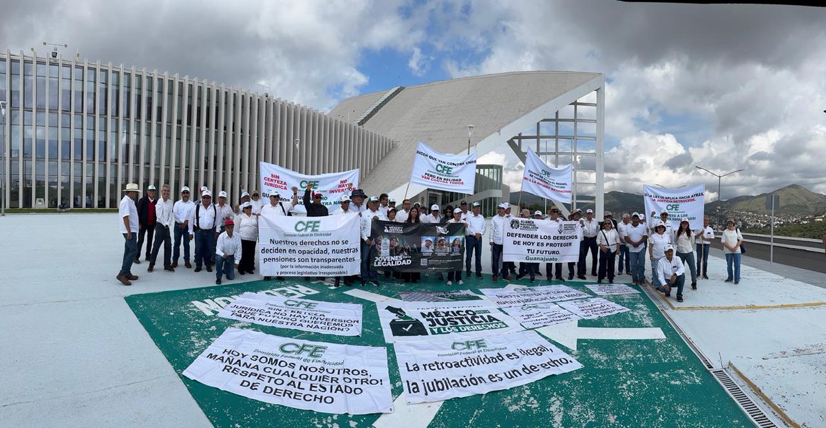 jubiladosmx's tweet photo. óvenes por la Legalidad estuvo en el Congreso de Guanajuato acompañando a las y los jubilados.

Si eres joven, súmate y defiende tu futuro. Si eres jubilado, invita a tus hijos, nietos y familiares jóvenes.Únete:
 https://t.co/kjijIxEYw0 https://t.co/9LsHwIg9UJ