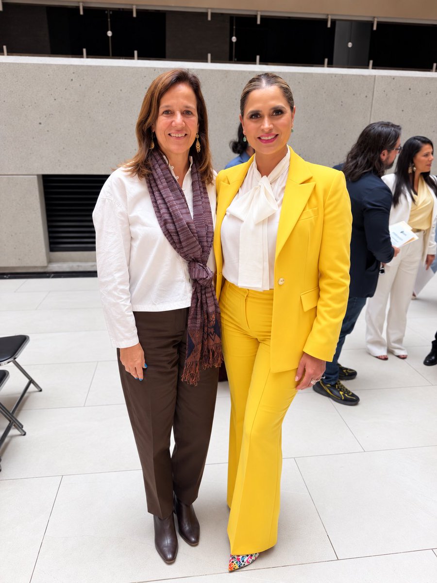 rossanasalazarn's tweet photo. Cuando se trata de salud mental, no existen colores: existen per, familias y vidas que necesitan ser escuchadas.Gx @Mzavalagc por acompañarnos y sumar su presencia a este foro dedicado a la prevención del suicidio. cada vez somos + las voces dispuestas a hablar, escuchar y actuar https://t.co/hL7dDYfgvR