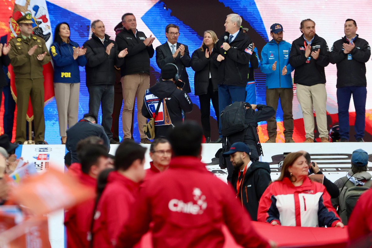 mindefchile's tweet photo. 🇨🇱🏁 El ministro de Defensa, Fernando Barros, acompañó al Presidente José Antonio Kast en la largada protocolar del Mundial de Rally Chile Bío Bío 2026.

Una competencia de nivel mundial que pone a Chile nuevamente en el centro del deporte internacional. https://t.co/giZswQU6GO