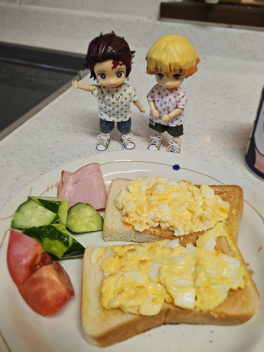 anko_kmt's tweet photo. おはようございます🌧️
本日の🎴⚡ちゃんと朝ごはん。
たまごオープンサンド、きゅうりとトマトとハム。 https://t.co/Fk9jrCOHCi
