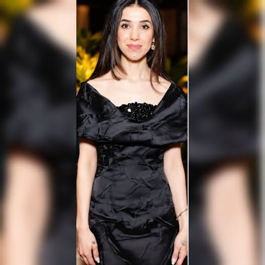 KateriSeraphina's tweet photo. Elle a été achetée et vendue plusieurs fois en trois mois. Puis, elle s’est tenue debout devant les Nations unies, a forcé le monde à la regarder dans les yeux et est devenue lauréate du prix Nobel de la paix.
3 août 2014.
Kocho, Irak.
Nadia Murad avait 21 ans lorsque l’État islamique encercla son village yézidi.
Ce qui suivit fut un génocide.
Les hommes et les garçons furent emmenés et exécutés.
Six des frères de Nadia furent tués.
Sa mère fut assassinée et enterrée dans une fosse commune.
Nadia, elle, fut enlevée.
À Mossoul, aux yeux de ses ravisseurs, elle devint une propriété.
Achetée.
Vendue.
Échangée entre plusieurs hommes pendant environ trois mois.
Elle fut battue, brûlée et agressée sexuellement à plusieurs reprises.
Lorsque Nadia tenta de s’échapper, elle fut rattrapée.
Le châtiment fut atroce.
Six hommes la violèrent collectivement jusqu’à ce qu’elle perde connaissance.
Elle fut battue jusqu’à ne plus pouvoir marcher.
Ils voulaient briser son esprit.
Ils ont échoué.
En novembre 2014, Nadia aperçut une porte déverrouillée.
Elle s’enfuit.
Une famille musulmane de la région risqua sa vie pour la cacher et l’aider à quitter le territoire contrôlé par l’État islamique.
Finalement, Nadia atteignit un camp de réfugiés.
Puis l’Allemagne.
Elle était enfin libre.
Elle aurait pu disparaître dans une vie paisible.
Au lieu de cela, elle prit la parole.
En 2015, Nadia témoigna devant les Nations unies et raconta publiquement les atrocités commises contre les Yézidis.
Elle était encore très jeune.
Ses paroles étaient courageuses et sans détour.
Elle raconta comment des jeunes filles étaient vendues comme du bétail.
Des mères assassinées.
Une culture réduite à néant.
Le monde écouta.
En 2016, l’ONU reconnut le génocide des Yézidis.
Mais Nadia n’en avait pas fini.
Elle transforma sa survie en combat.
En 2018, elle fonda la Nadia’s Initiative, une organisation qui œuvre à reconstruire des villages, des écoles et des centres de santé, tout en soutenant les survivants dans leur quête de justice.
La même année, à 25 ans, Nadia devint la première femme irakienne à recevoir le prix Nobel de la paix.
Le monde applaudit.
Nadia, elle, pensa à ceux qui étaient encore captifs.
Pour elle, c’était cela, le véritable prix qui comptait :
leur liberté.
Elle continue de parler au nom des milliers de personnes tuées et de celles qui sont toujours portées disparues.
Chaque fois qu’elle raconte son histoire, elle ravive la douleur.
Mais le silence a lui aussi un prix.
Nadia a transformé la souffrance en une raison d’agir.
Le traumatisme en témoignage.
La survie en une exigence de justice.
L’État islamique avait tenté de la réduire à une simple propriété.
L’Histoire, elle, se souvient d’elle par son nom.
Nadia Murad.
Non pas simplement parce qu’elle a échappé à ce qu’elle a subi—
mais parce qu’elle a survécu, s’est tenue devant le monde et a refusé de laisser le silence avoir le dernier mot.