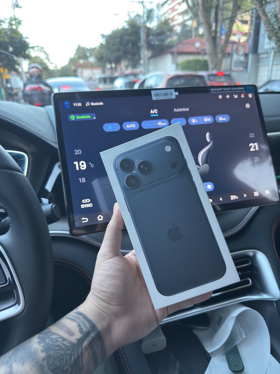 luanhart_'s tweet photo. No sé cuál de mis colabos ha sido más grande este año, si la marca española que me mandó el iPhone 17 pro Max 

O Domino’s Pizza que me dió el IPad M4 de última generación 🙂‍↕️ https://t.co/PMNiopTuLl