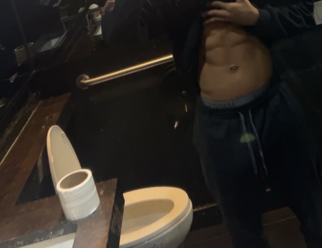 Des_shlong's tweet photo. #lightskin #abs #nsfw #nsfwtwt https://t.co/KBLy8KRhIr