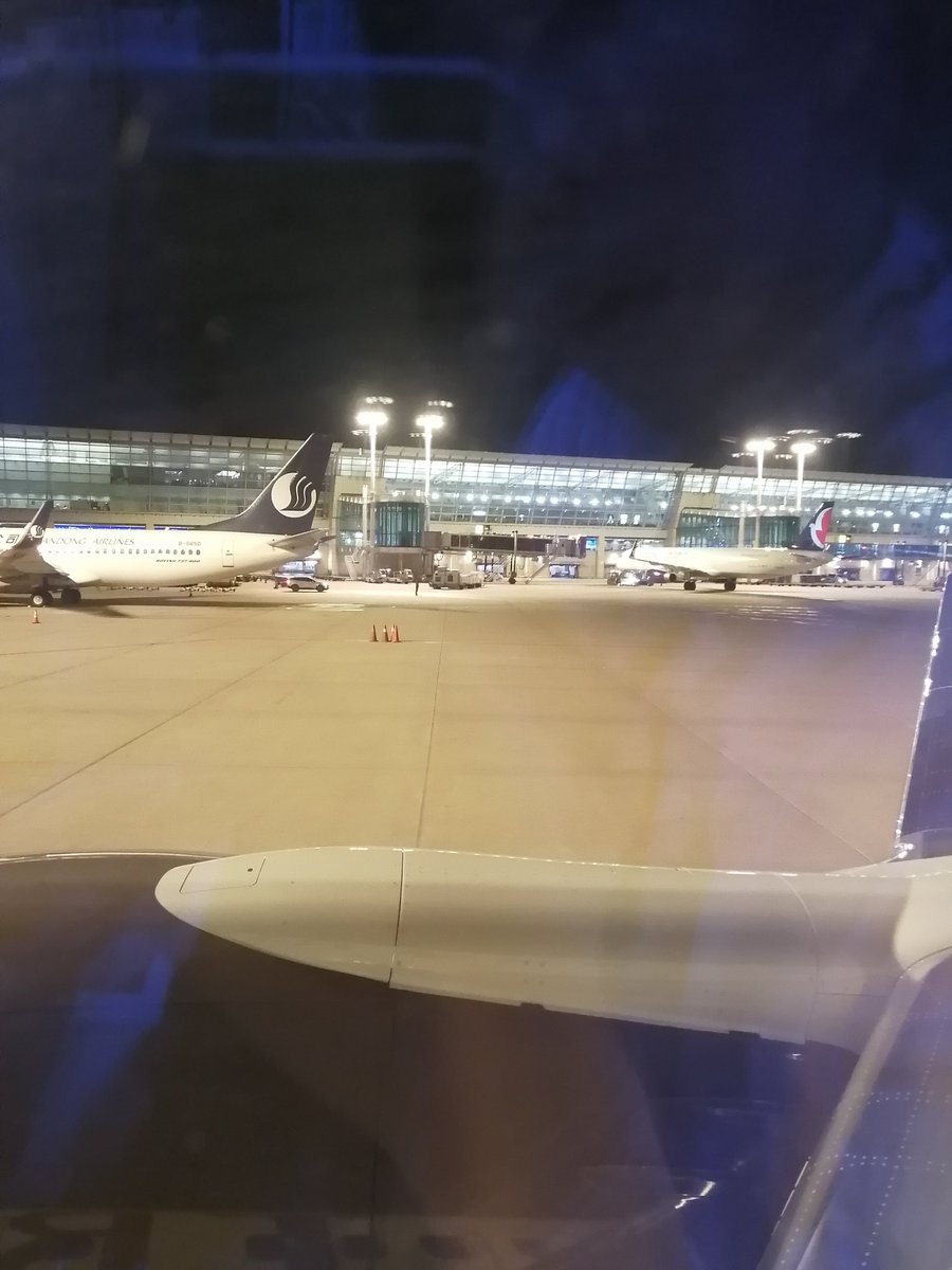 8770928's tweet photo. 深夜に仁川国際空港に着きました！搭乗ゲートまで地下鉄で移動したんだけど、空港の規模が桁違い過ぎてビビったわ🙀 https://t.co/G3RS15RPZi