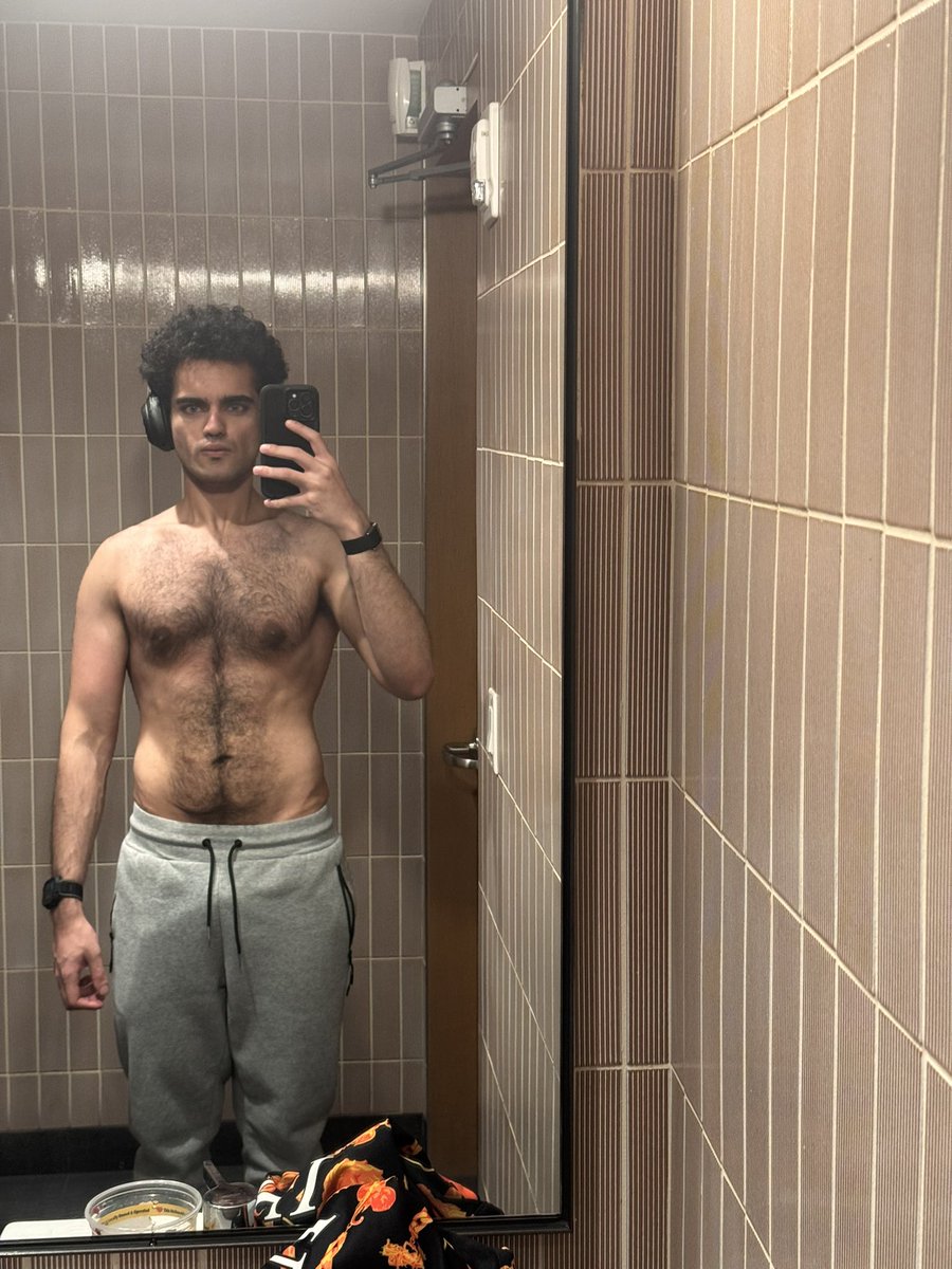 aryasworld21's tweet photo. bloatmaxxed but this is day 1 of the @MaxedAI_ challenge

21% bodyfat to 11% here we go

Time 2 get jvcked https://t.co/AMR54M4VZS