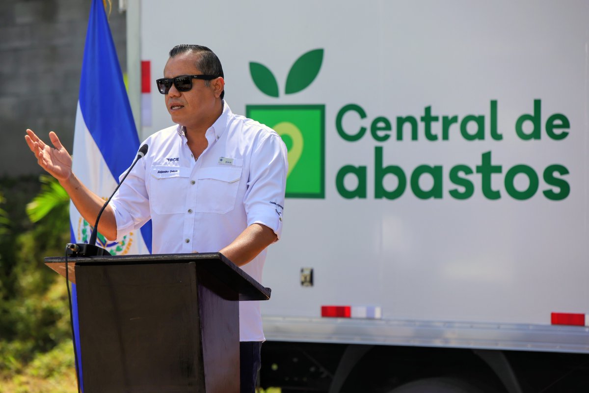 BCIE_Org's tweet photo. 🚛🌾 Fortalecer el agro también significa mejorar cómo llegan sus productos al mercado.

El BCIE entregó al @AgriculturaSV una nueva flota de transporte, integrada por 15 camiones, 12 vagones y 2 pick-ups, mediante una cooperación no reembolsable de hasta US$725,000.

Esta iniciativa acompaña los esfuerzos de El Salvador por fortalecer la producción nacional, mejorar la comercialización de las cosechas y avanzar hacia una cadena de abastecimiento más eficiente.

Conoce más en: https://t.co/Yv6VcKYTsI

BCIE Motor de la Transformación Positiva
----------------
🚛 🌾 Strengthening the agricultural sector also means improving how its products reach the market.

CABEI provided the MAG with a new transportation fleet consisting of 15 trucks, 12 trailers, and 2 pickup trucks through a non-refundable grant of up to US$725,000.

This initiative supports El Salvador’s efforts to strengthen domestic production, improve the marketing of crops, and move toward a more efficient supply chain.

Learn more at: https://t.co/Yv6VcKYTsI 

CABEI Engine for Positive Transformation