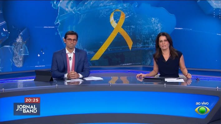 BandTV's tweet photo. Ué, o Rodolfo entrou pro quarto bloco do jornal da Band sem o nó na gravata? O que será que aconteceu? 👔🤔 https://t.co/Gh8LrVccXS
