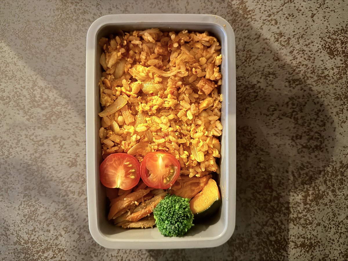 obento_ol's tweet photo. 2026.09.11
今日は私だけお弁当
すっかりハマってしまった
焼肉のタレ作る炒飯
色んな種類のおかずを食べたい私。
作り置きのきんぴらごぼうと
かぼちゃの煮物も一緒に🎃🙌
ごぼうが安くなってきたので
これからたくさん登場しそう〜☺️
#今日のお弁当 #お弁当記録 https://t.co/7khzxtyHmy