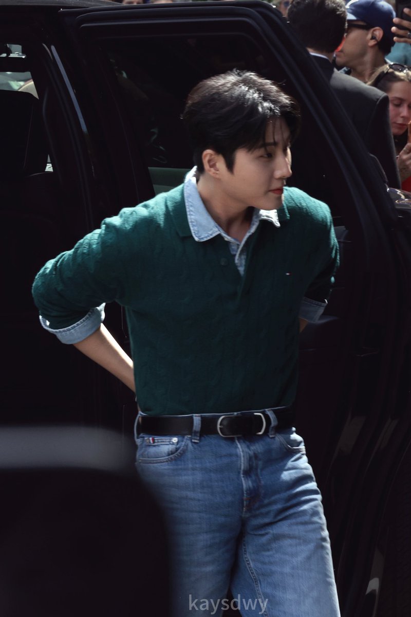 Kaysdwy's tweet photo. 😭

#영케이 #YoungK #DAY6 #데이식스 #TommyHilfiger https://t.co/Jf96nkUZCA