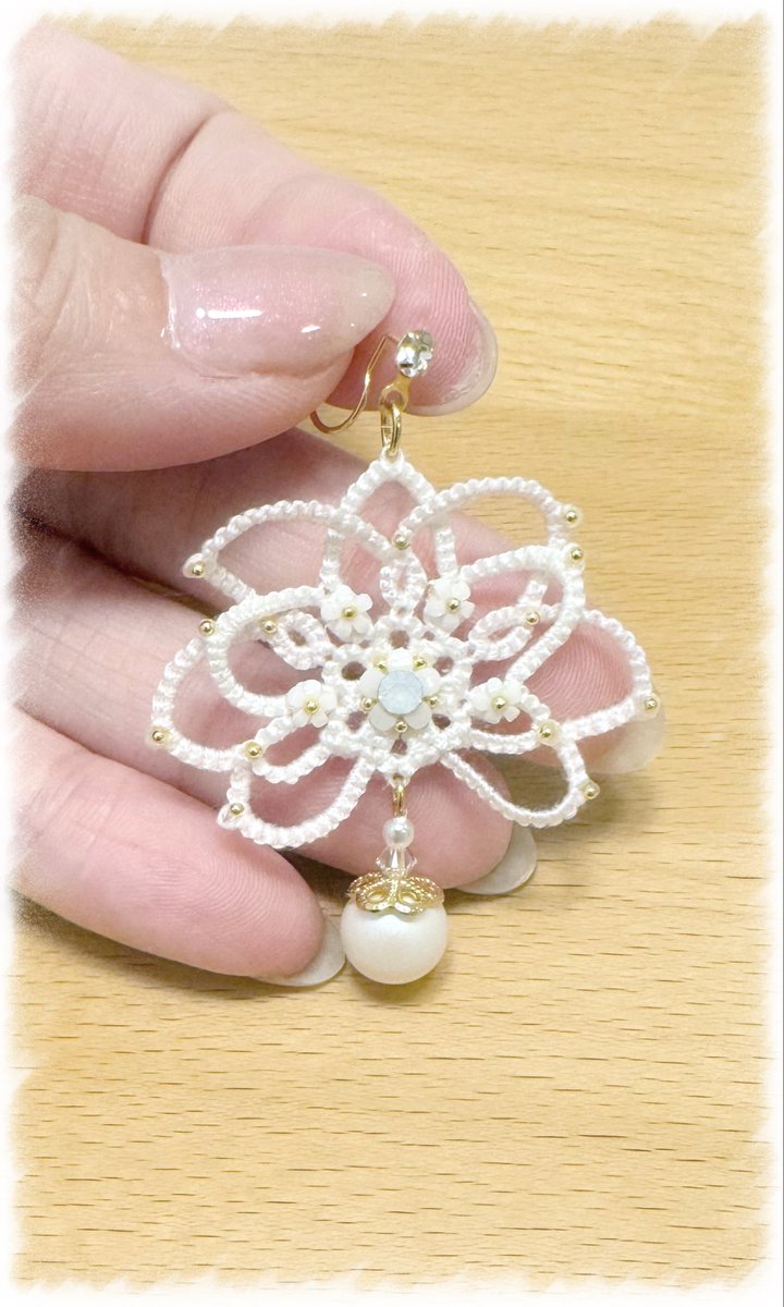 35FullFleur8_26's tweet photo. 完成しました！
✨蓮の花イヤリング✨
蓮の花本来の上品な美しさを邪魔しないよう、小さな花びらや一つ一つのパーツを丁寧に仕立てました🪷

「こんな技法があるんだ」
「タティングレースって素敵だな」

この作品が、そんな小さな出会いになったら嬉しいです𓂃𓈒𓏸

#タティングレース #ハンドメイド https://t.co/eZFevR5men